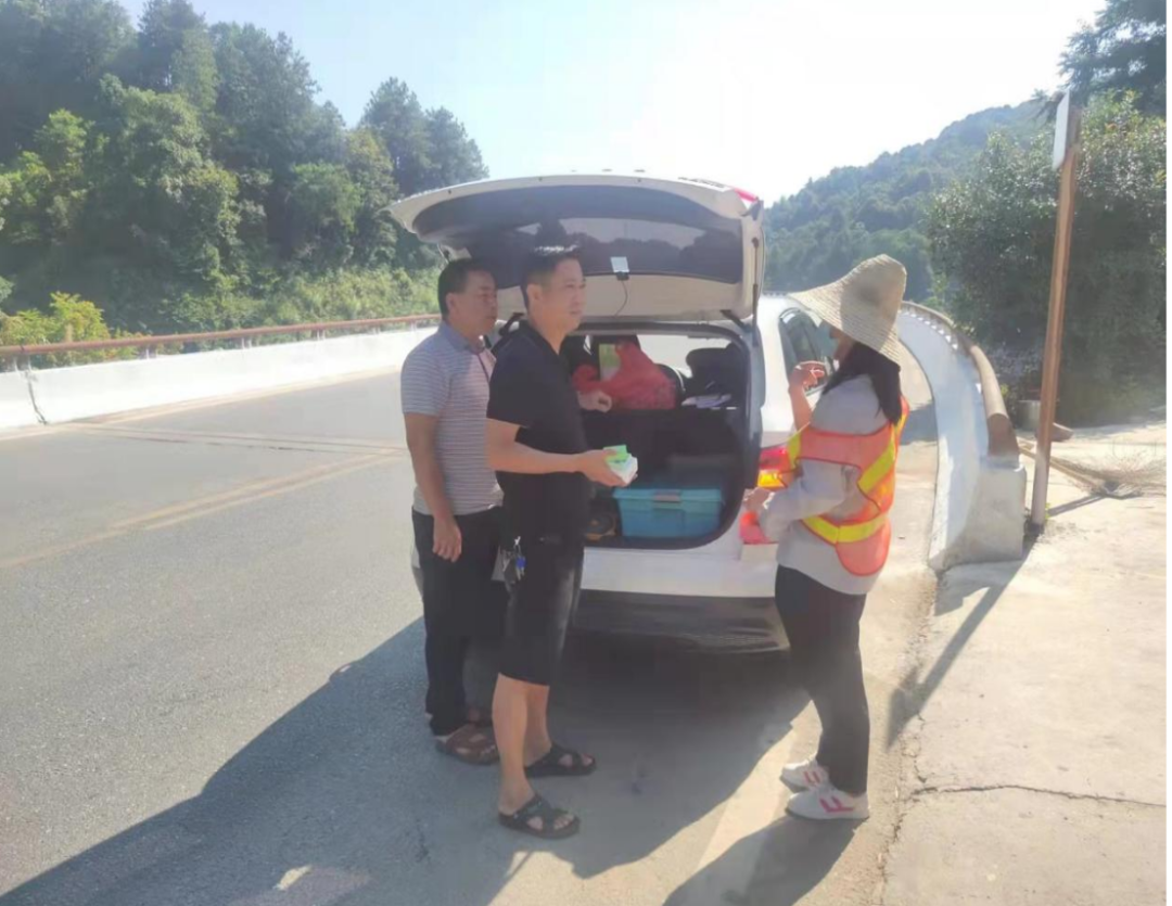高温酷暑奋战忙 “清凉送爽”暖人心