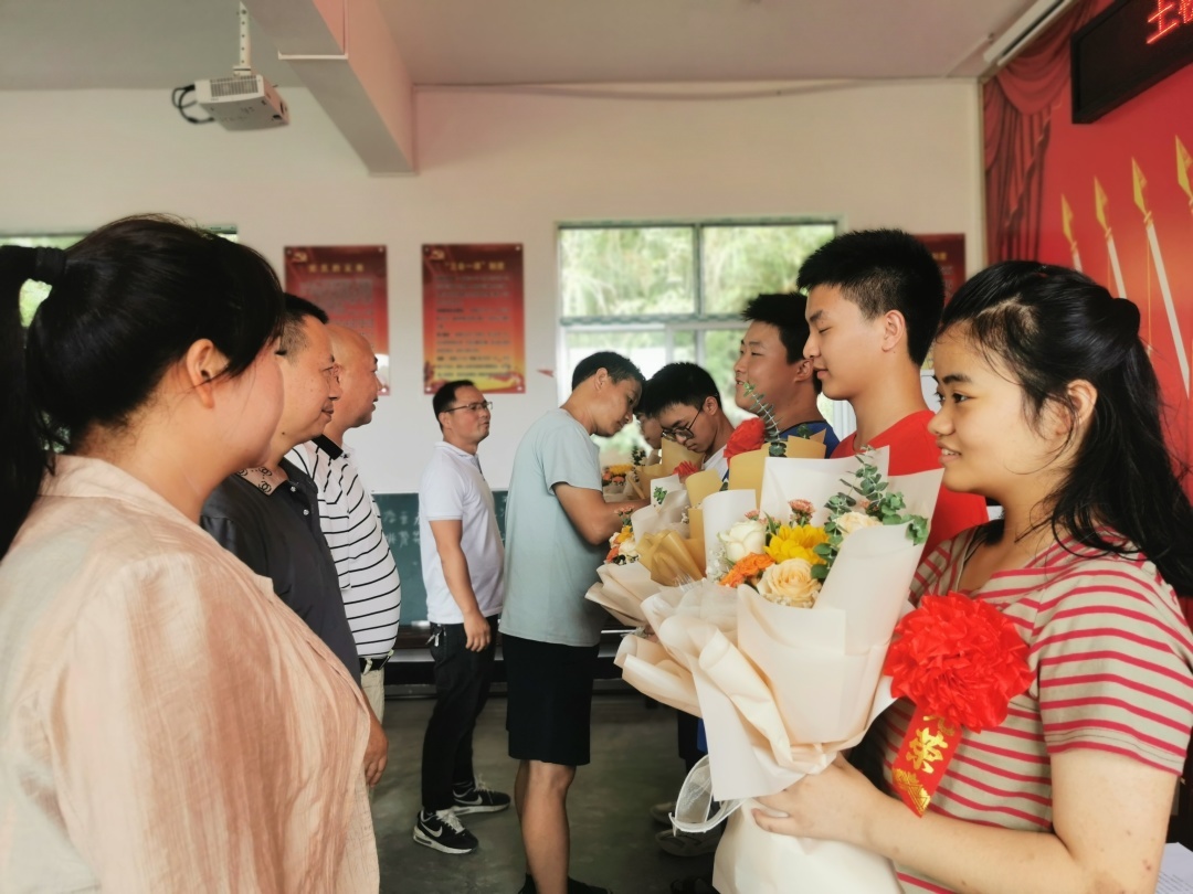 以梦为马，不负韶华  土桥镇岩田冲村举办2022年高考优秀学生表彰大会