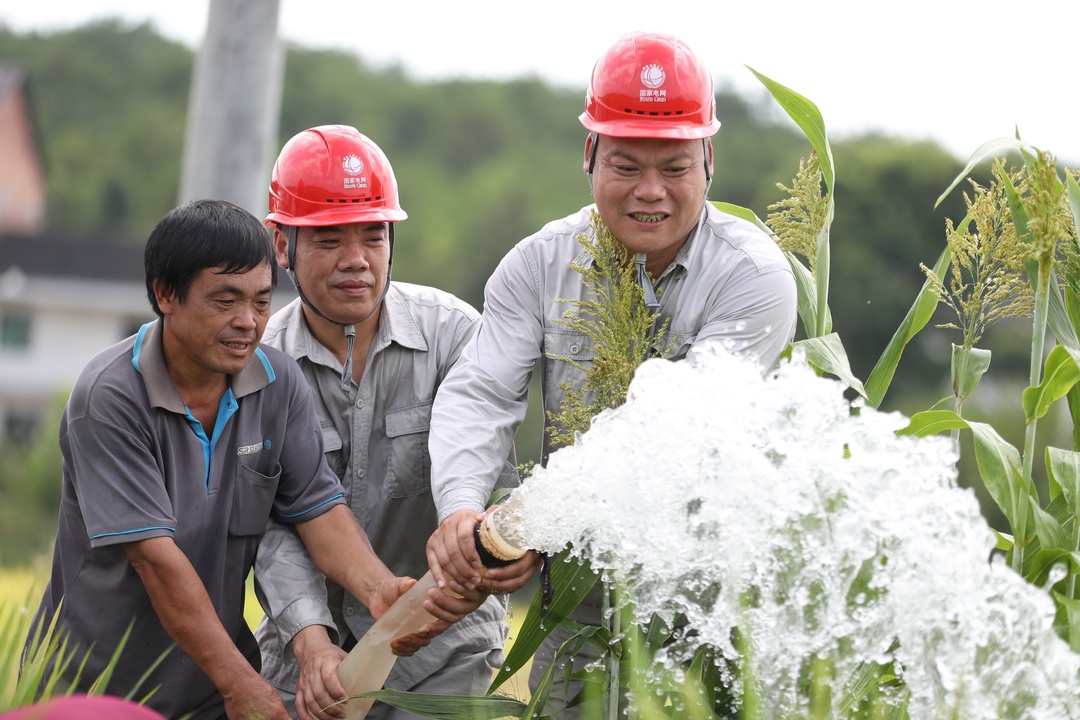 湖南：抗旱保电，农田“解渴”