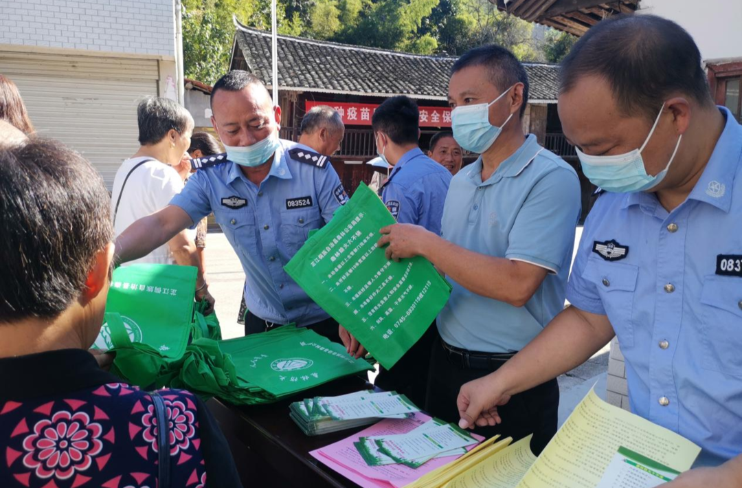 芷江森林公安局集中开展夏季治安巡查宣防行动
