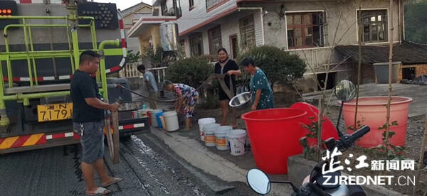 新店坪镇：乡村振兴在路上 志愿送水润人心