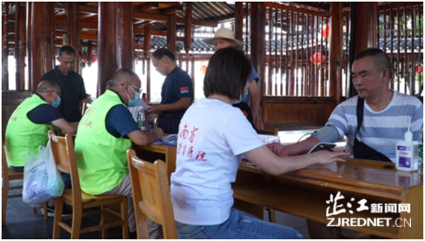 省退役军人事务厅在芷江开展医疗巡诊和送医送药活动