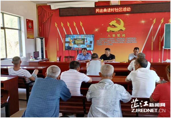 芷江碧涌司法所开展《民法典》进村进社区宣讲活动