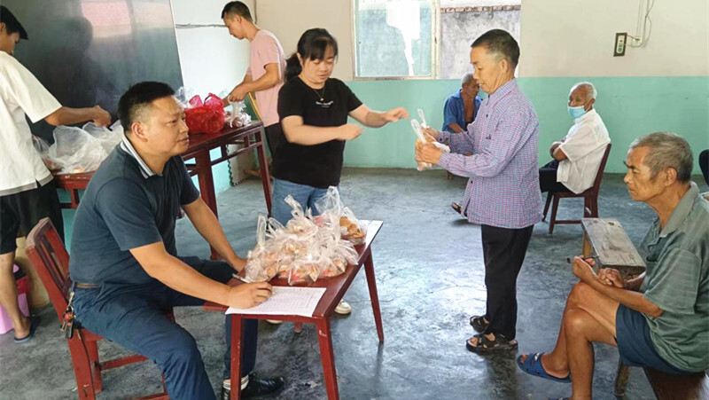新店坪镇：情暖中秋 关爱老人