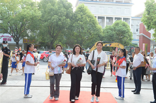 河西小学举行开学典礼暨庆第38个教师节活动