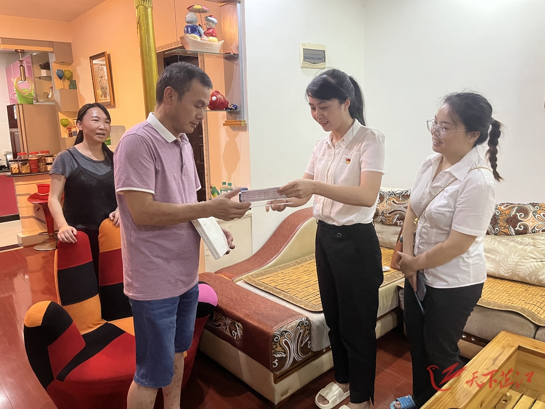 清廉家访送廉礼 作风整顿出实招