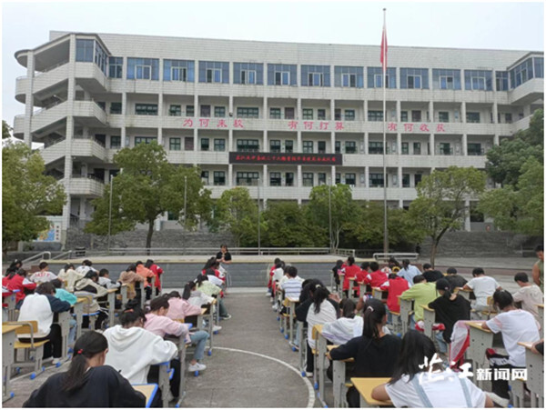 芷江五中开展“喜迎二十大，翰墨绘华章”硬笔书写比赛