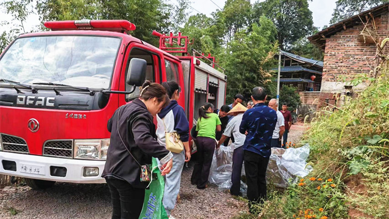 楠木坪镇：抗旱送水保民生 志愿服务在行动