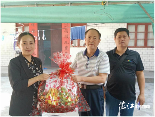 重阳敬老 桑榆情怀  芷江总工会走访慰问离退休人员