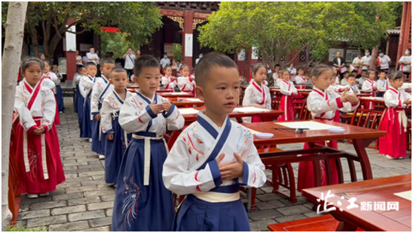 荷花池小学新生入学第一课：祭孔授礼传国学