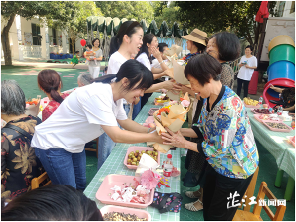 芷江一幼:退休教师回“娘家”