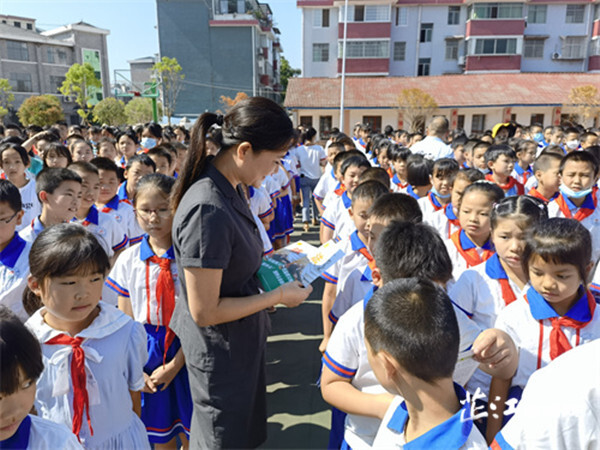 芷江法院开展民族团结进步宣传月活动