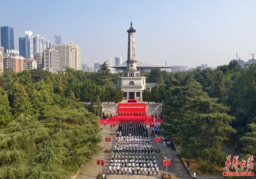 湖南省烈士纪念日向英雄烈士敬献花篮