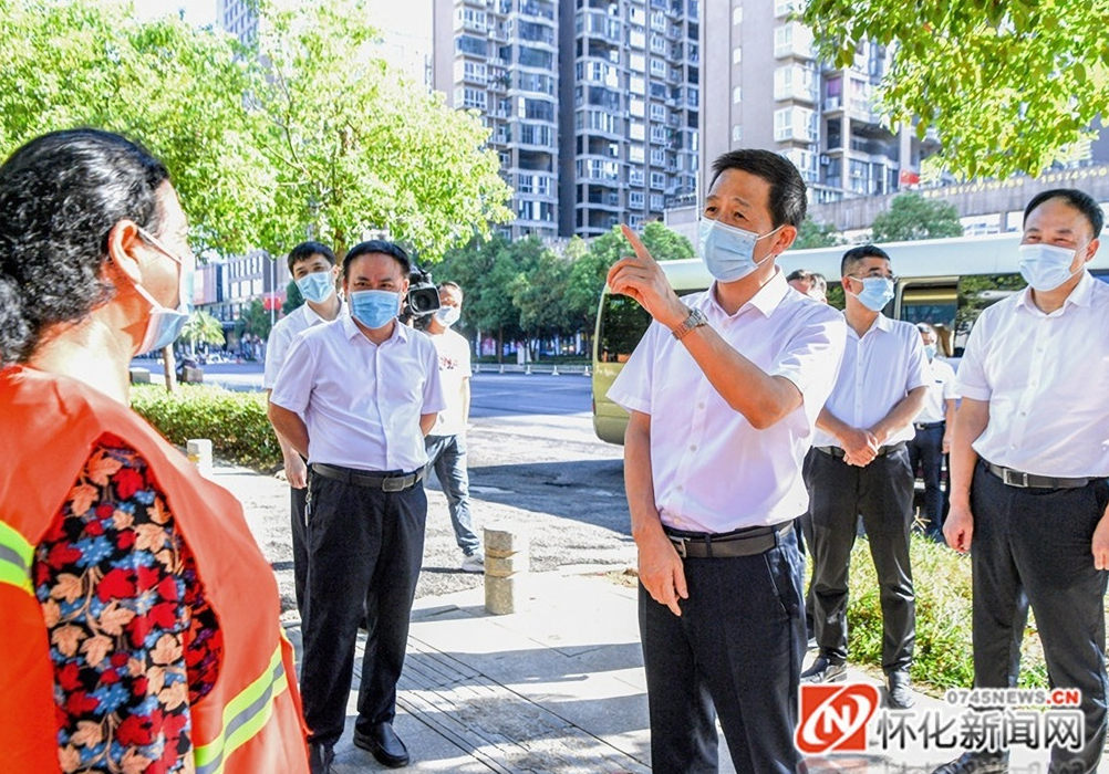 许忠建看望慰问国庆假期值班值守工作人员