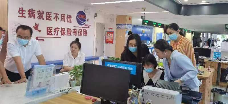 邮寄办理不跑腿 医保服务暖人心