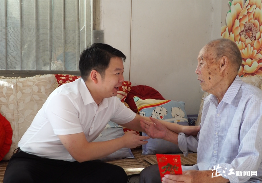 梁志平重阳节走访慰问百岁老人