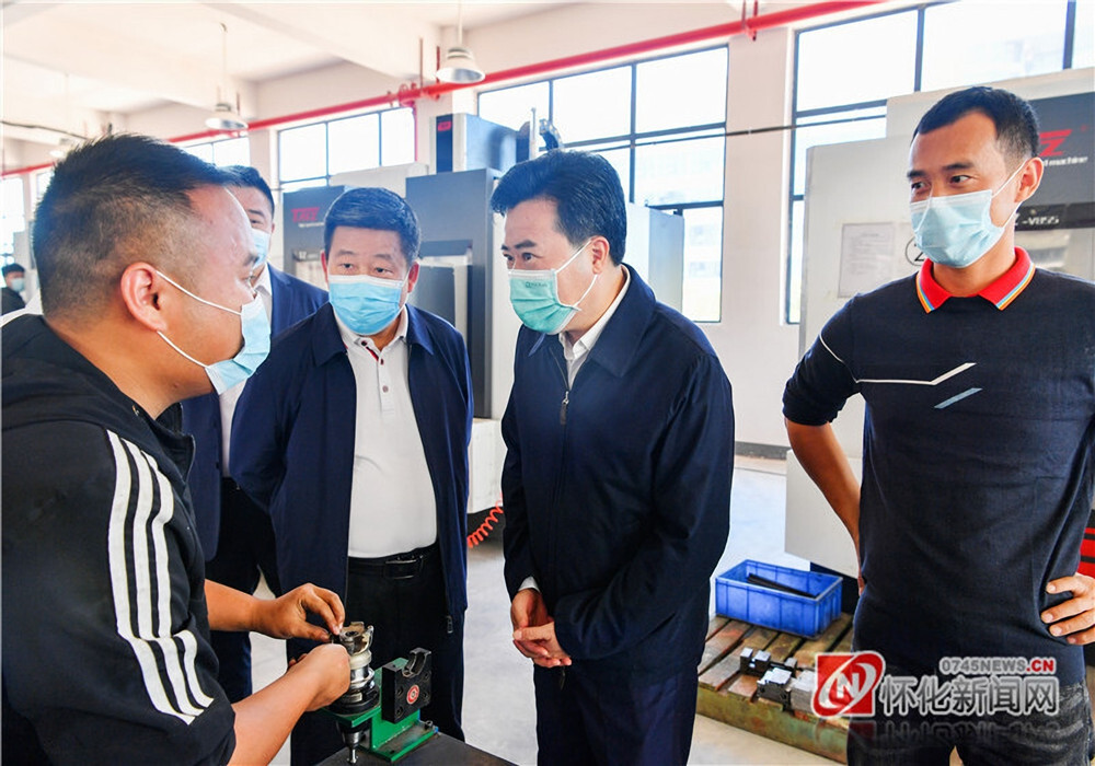 黎春秋在溆浦县调研 黎春秋调研怀芷快速干线建设
