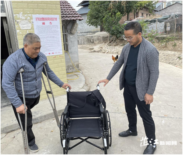 罗旧镇：关心关爱残疾人 爱心轮椅送上门