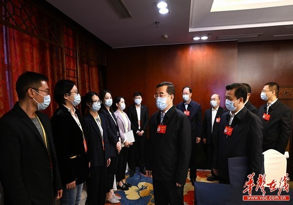 张庆伟看望二十大湖南代表团新闻工作者