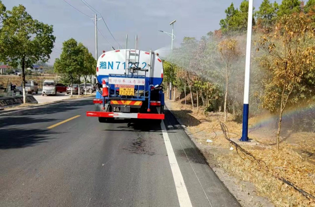 芷江公路建设养护中心：巧用洒水车 保护行道树
