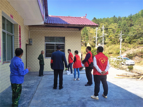 芷江人民法院：村里来了“红马甲”，干群共筑“防火墙”