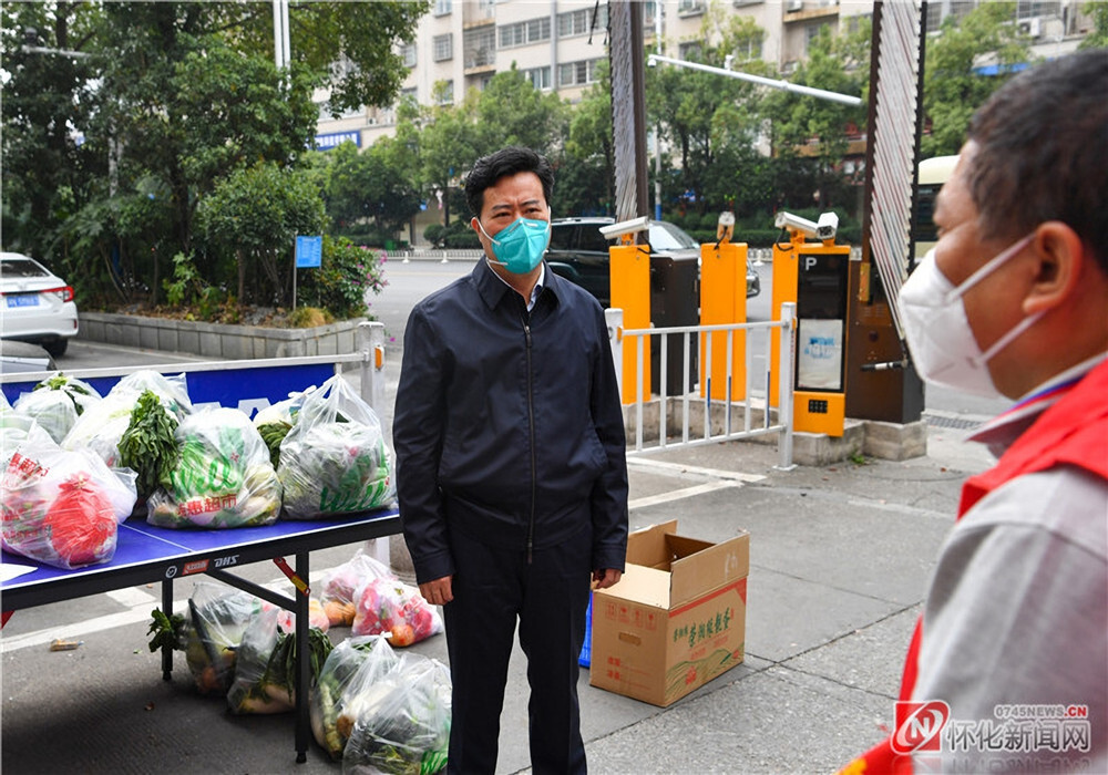 黎春秋在城区督导物资保供及小区封控管理工作