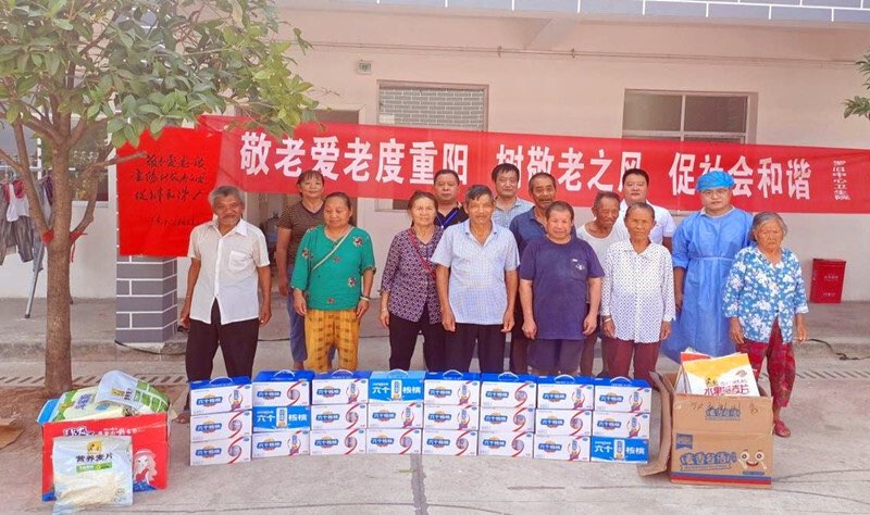 重阳送温暖：罗旧镇中心卫生院慰问敬 老院老人