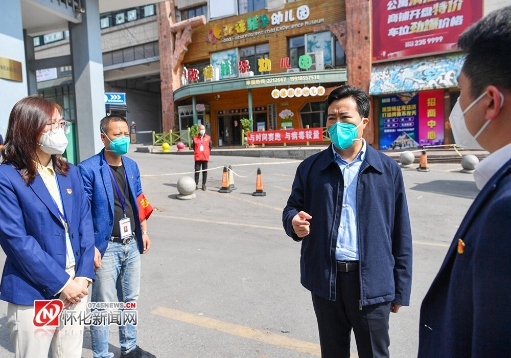 黎春秋督导检查社区及重点场所疫情防控工作