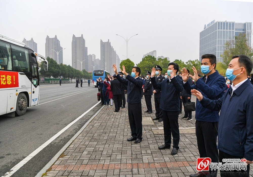 致敬抗疫英雄和新时代最可爱的人