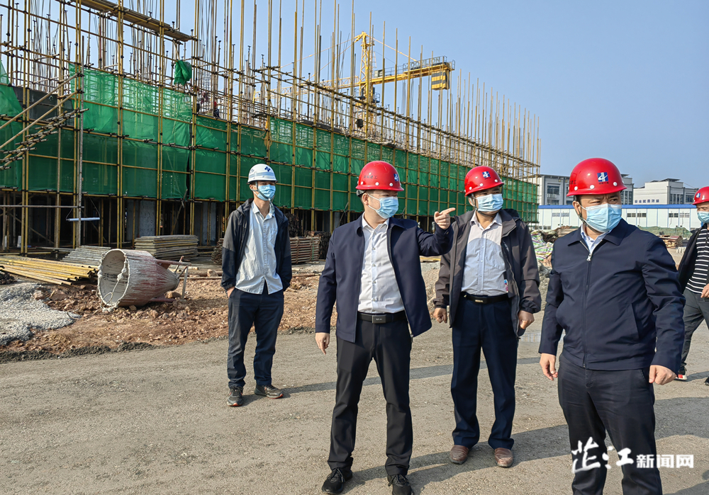 梁志平在县产业开发区、公坪镇调研时强调 坚持疫情防控不放松 项目建设、企业生产不停工