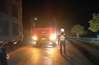 白天见警车 晚上见警灯 芷江交警开展冬季公路交通安全区域整治行动