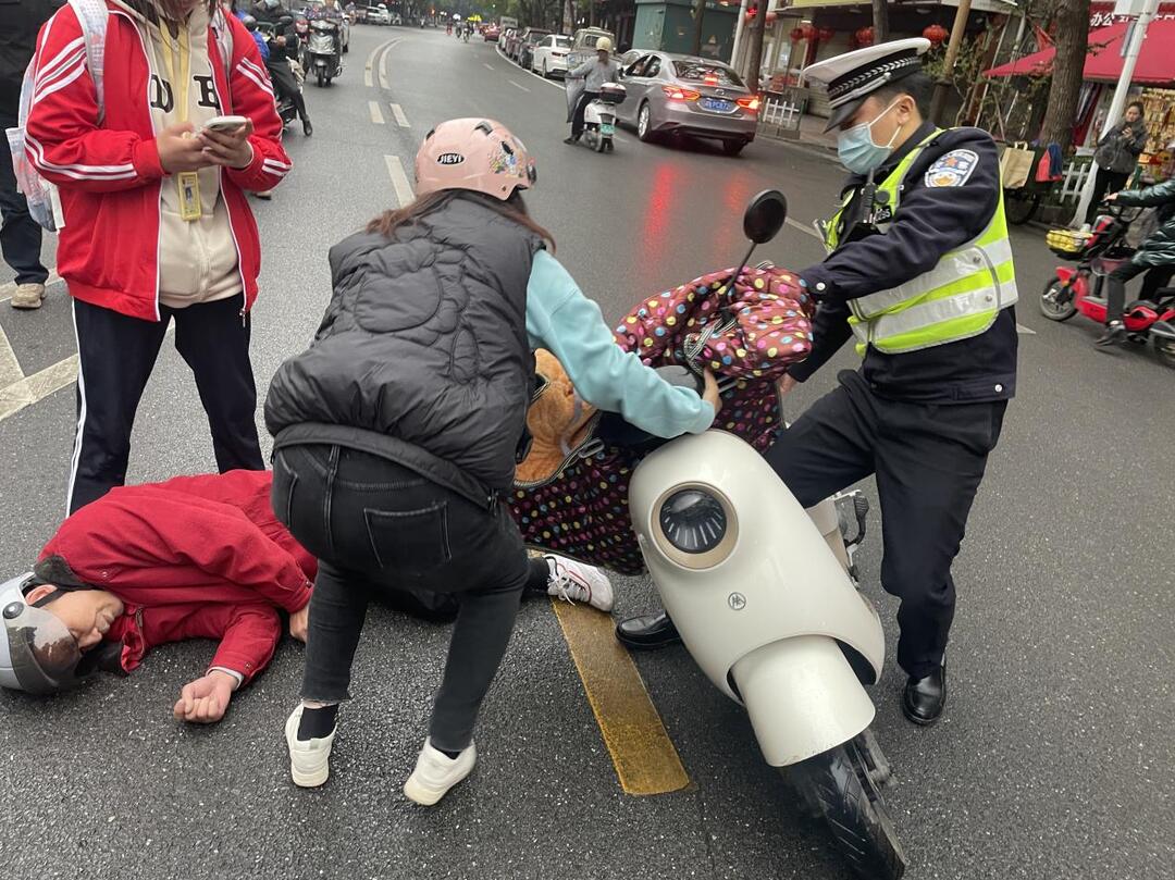 暖人暖心 给芷江交警点赞