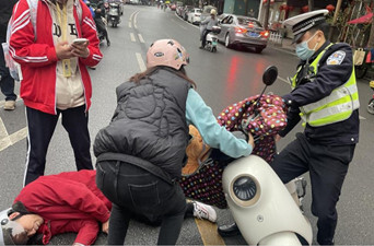 暖人暖心 给芷江交警点赞