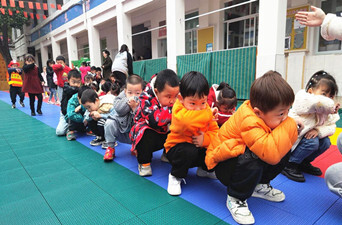 关爱保护未成年人丨芷江二幼：开展消防演练 筑牢安全防线