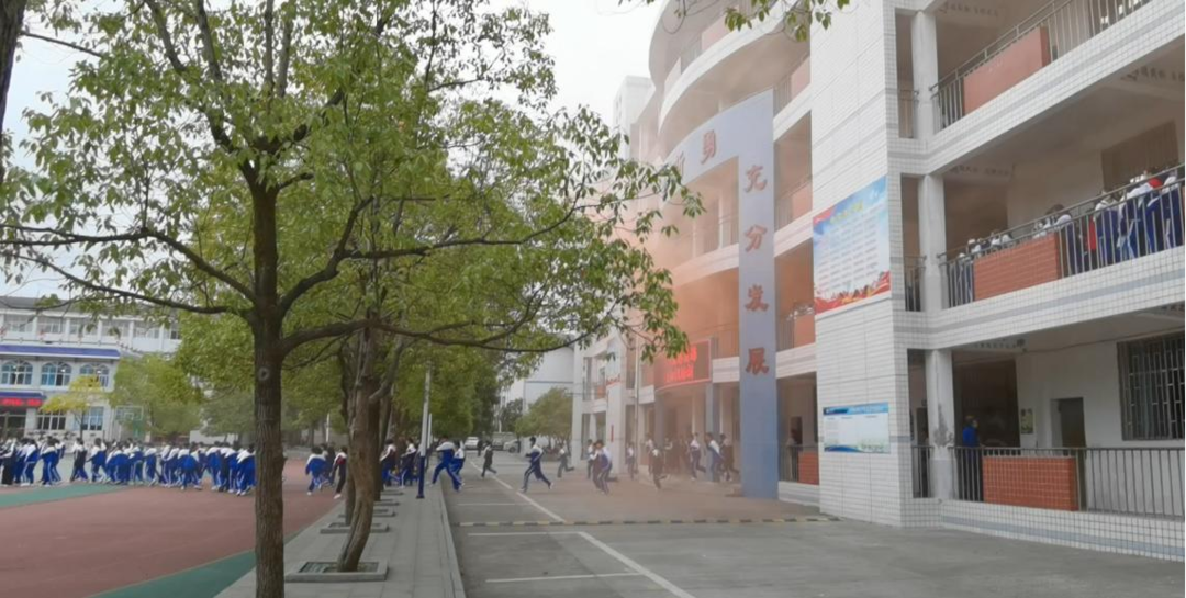 关爱保护未成年人丨芷江消防救援大队：消防演练进校园 防患未“燃”护平安