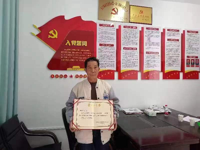 亲情关爱幼苗成长 无私奉献夕阳增辉