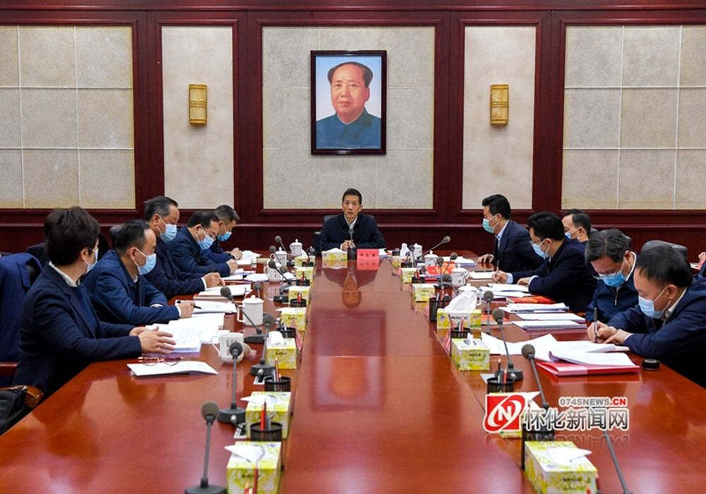 市委理论学习中心组进行集体学习