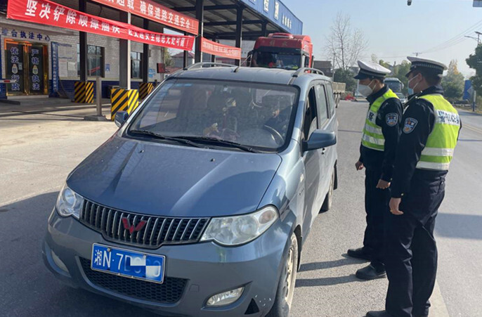 芷江交警开展农用车、三轮车、面包车违法载人行动整治行动