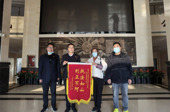 芷江法院：锦旗背后的故事
