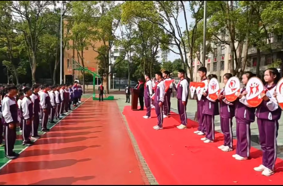 芷师中学:红领巾争章  促学生成长