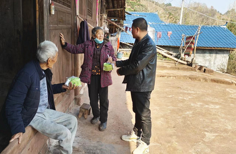 禾梨坳乡：精准入户派送“健康服务包”