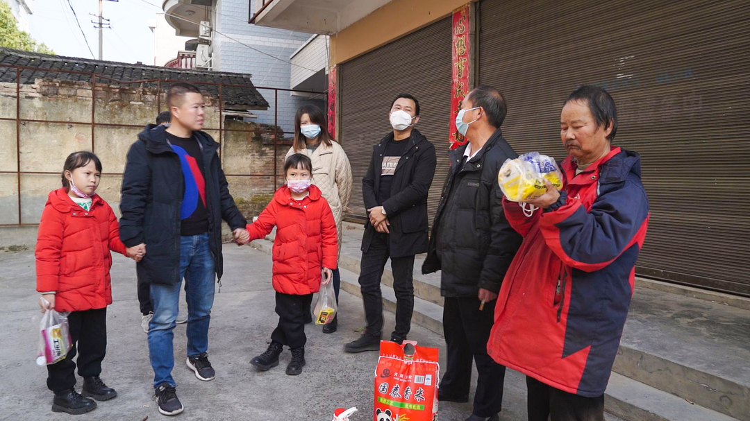 芷江：情暖寒冬 爱心企业家慰问困难群众