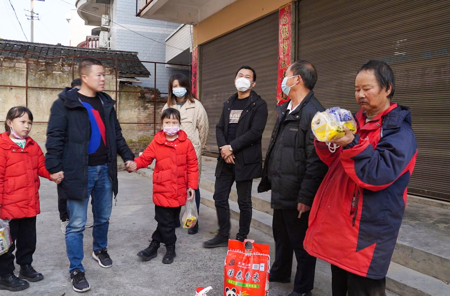 芷江：情暖寒冬 爱心企业家慰问困难群众