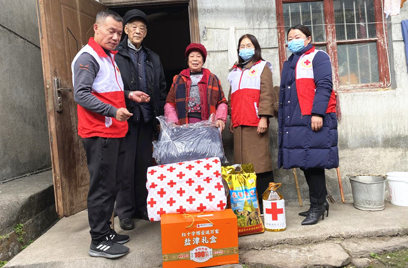 新春走基层 送温暖丨芷江卫健局联合芷江红十字会为困难老人送温暖
