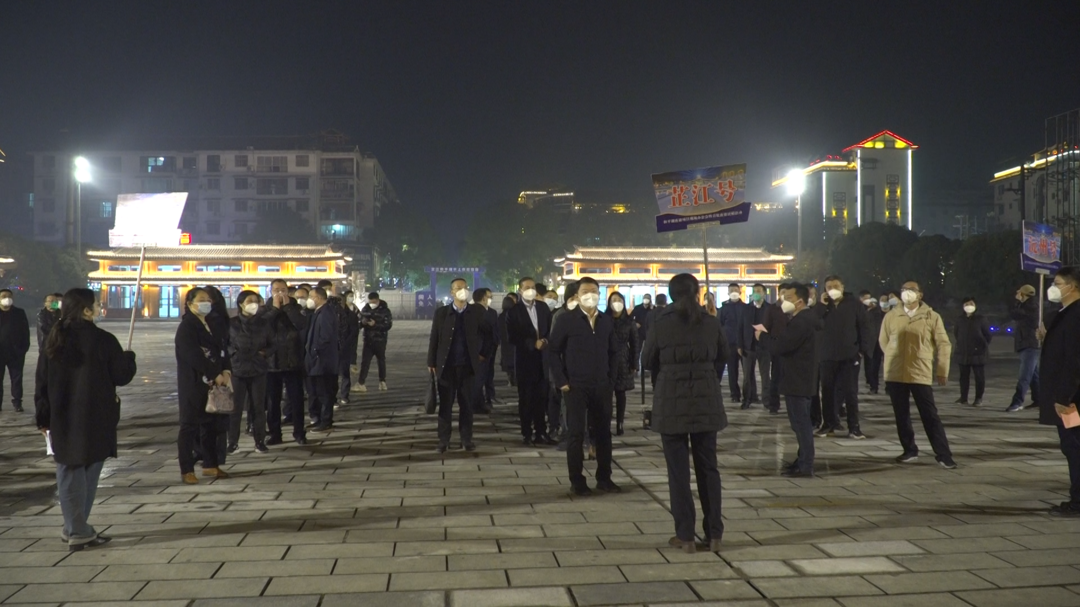 梁志平在和平湖夜游项目现场办公时强调： 突出“和”元素优化声光电 提升体验感 着力打造网红打卡点和芷江旅游新名片