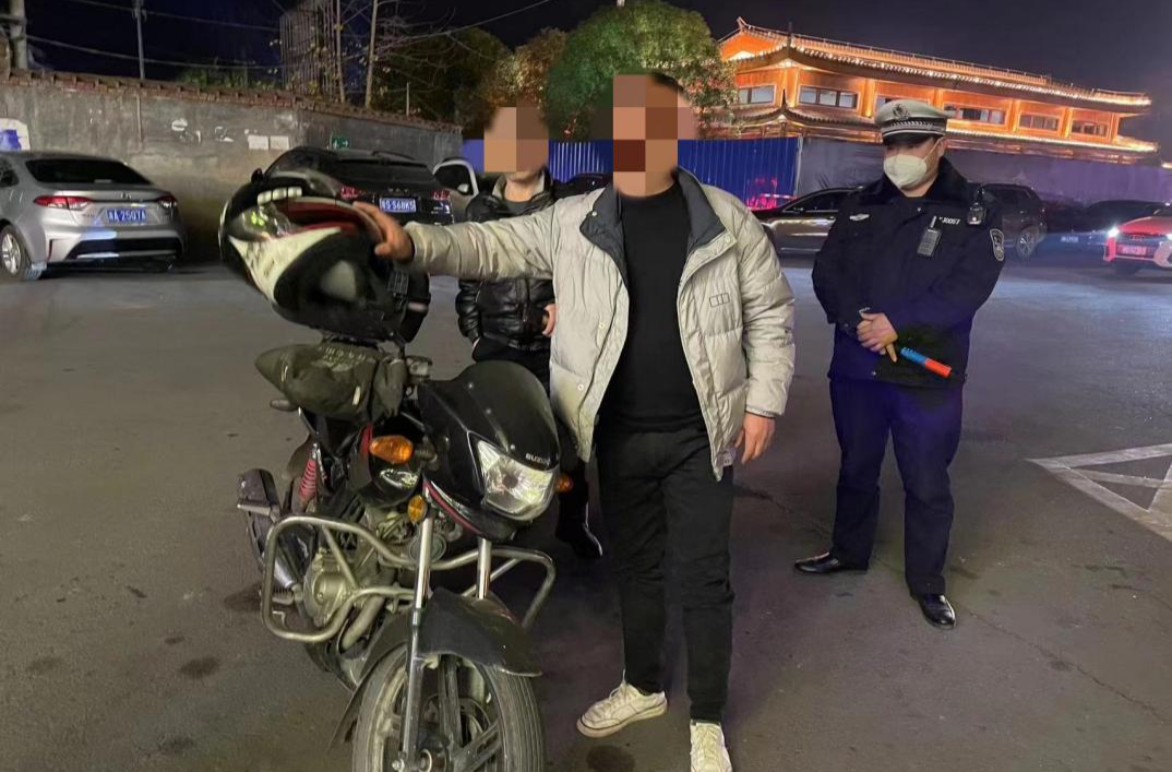 迎春护安芷江交警严查酒驾醉驾