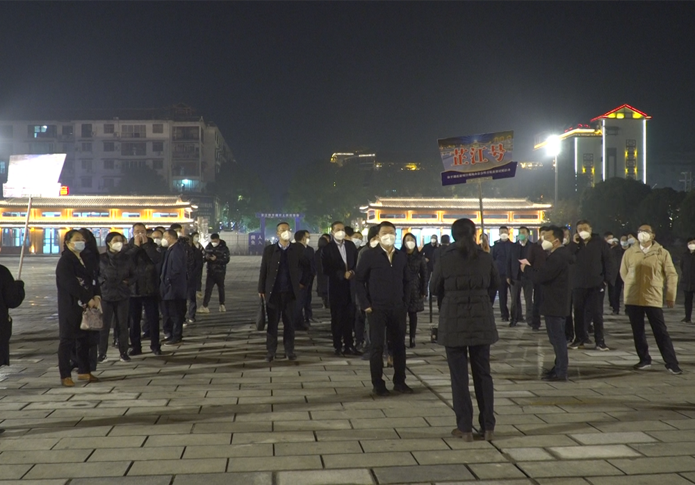 梁志平在和平湖夜游项目现场办公时强调： 突出“和”元素优化声光电 提升体验感 着力打造网红打卡点和芷江旅游新名片