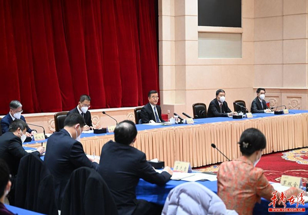 张庆伟参加省政协十三届一次会议第一联组讨论