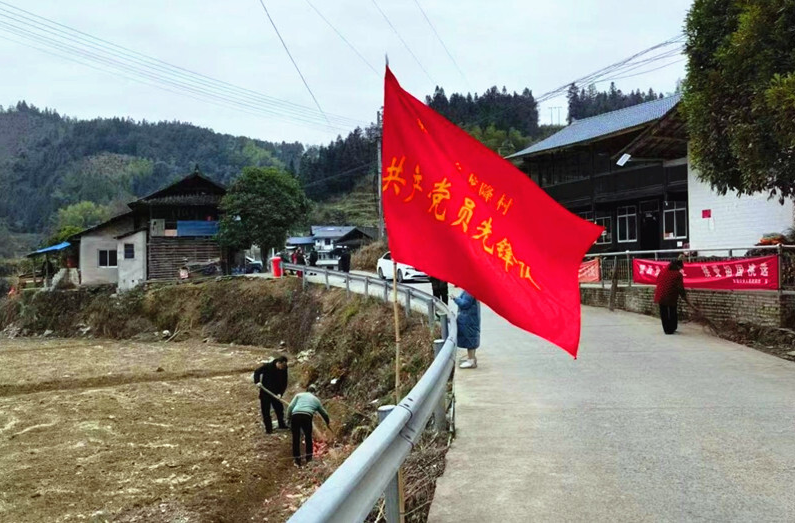 新春走基层送温暖丨梨溪口乡：驻村工作队开展节前慰问和清扫 向困难群众送温暖