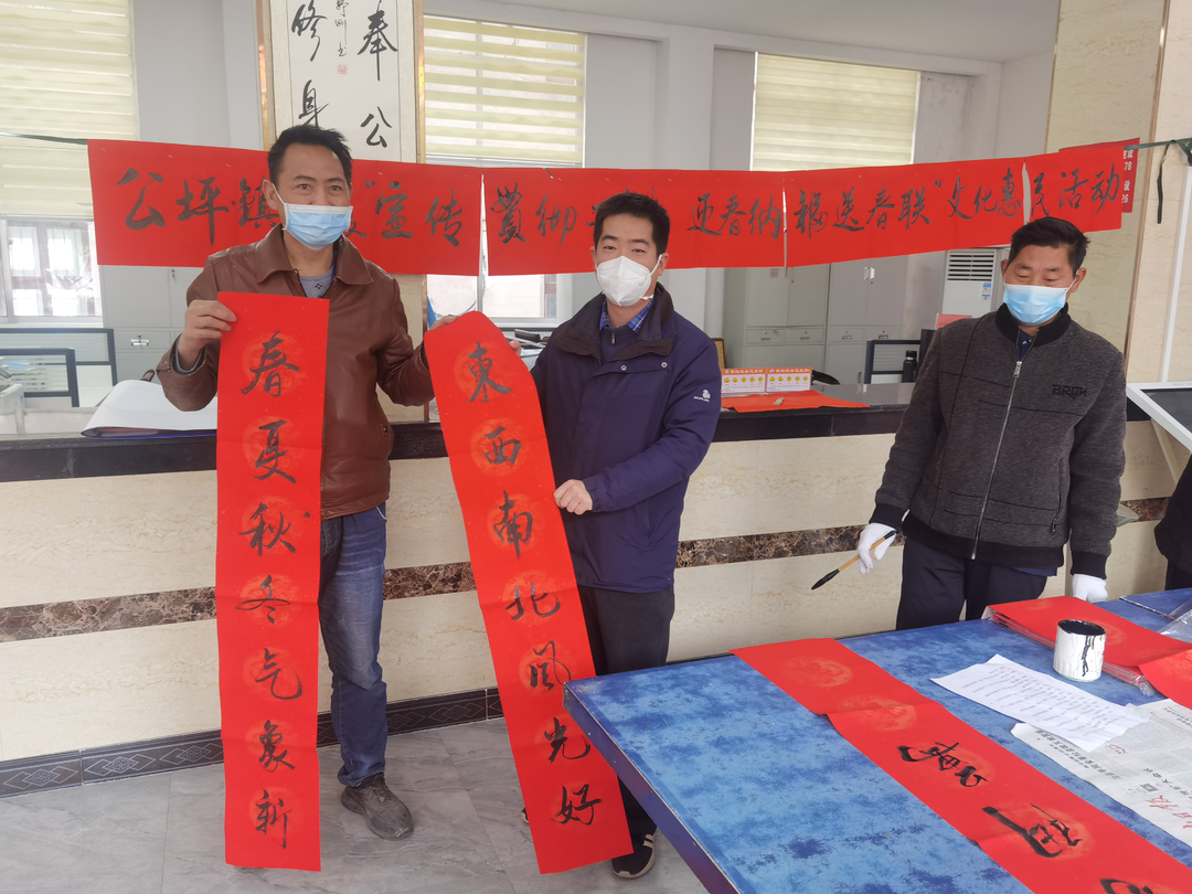 公坪镇：挥毫泼墨送春联 墨香四溢暖新春